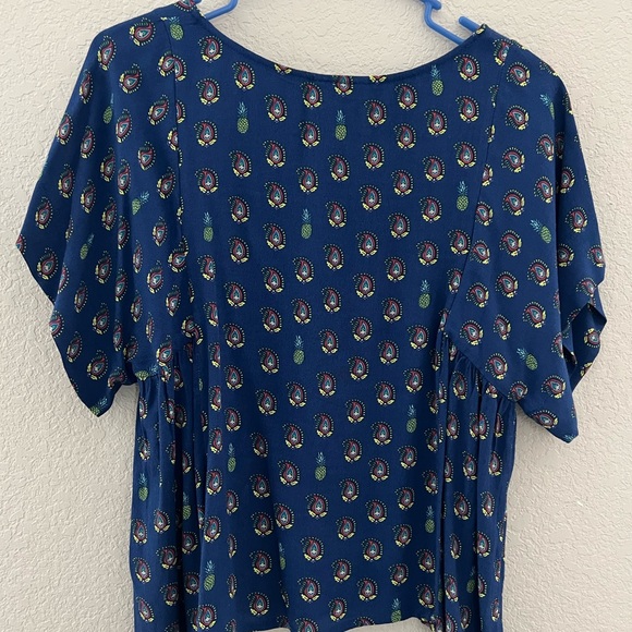 Maeve short sleeve blue top with scoop neckline and gathers. Size XS - Picture 4 of 4